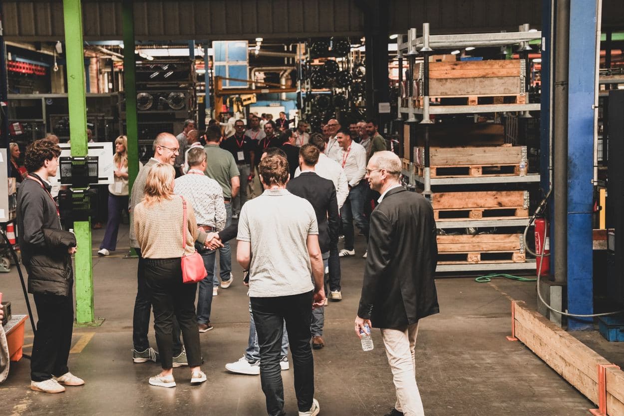 Rencontre collective dans un environnement industriel